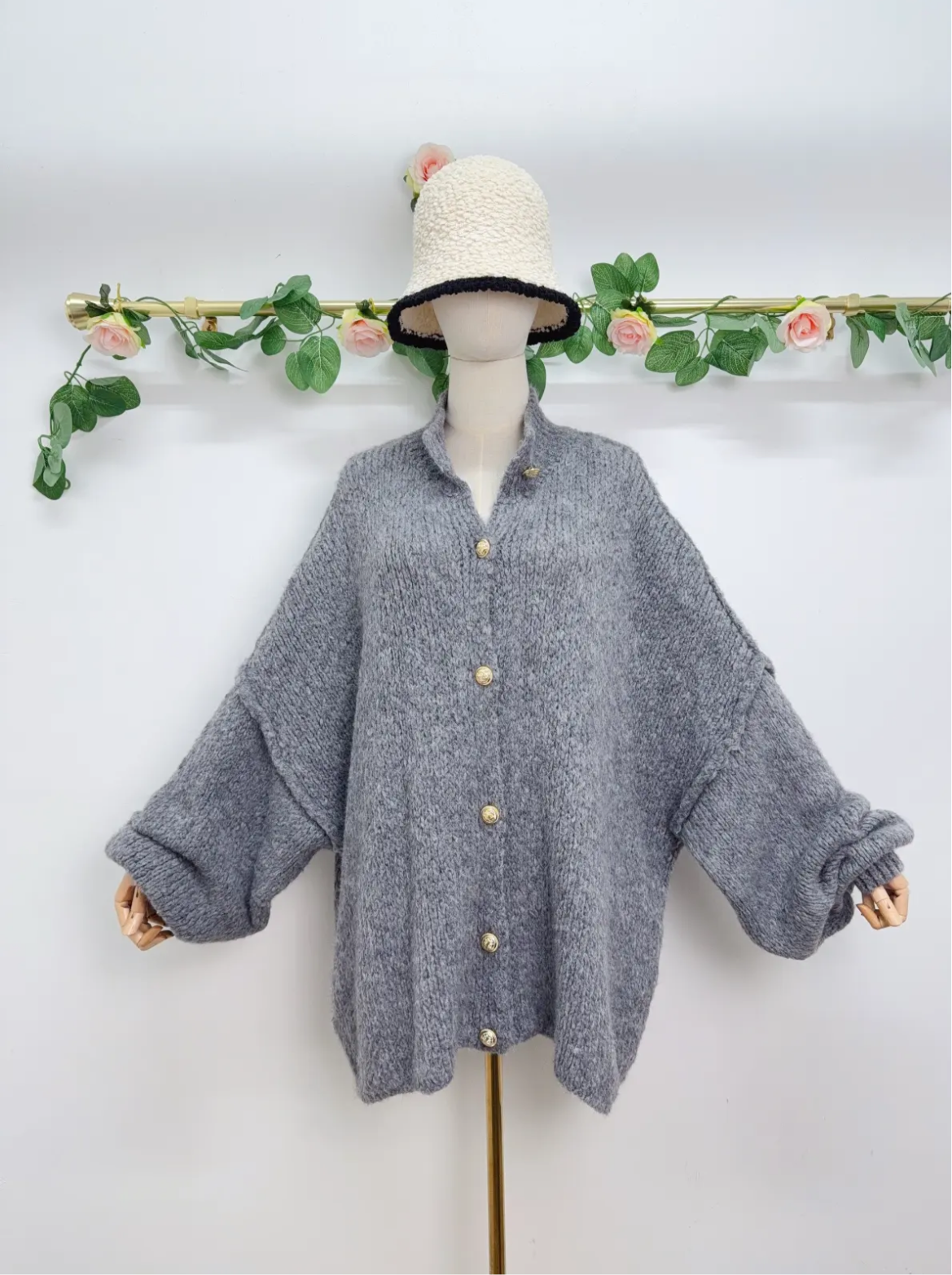 Oversize Boucle Cardigan Goldknöpfe