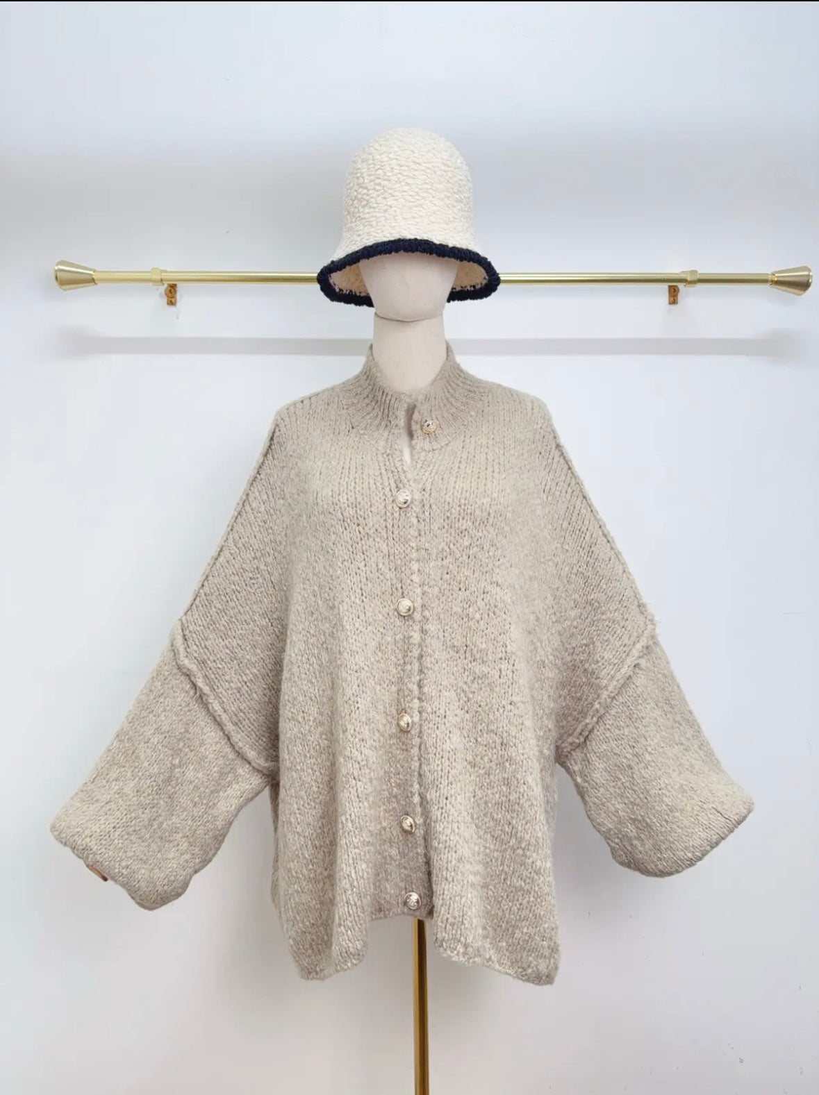 Oversize Boucle Cardigan Goldknöpfe