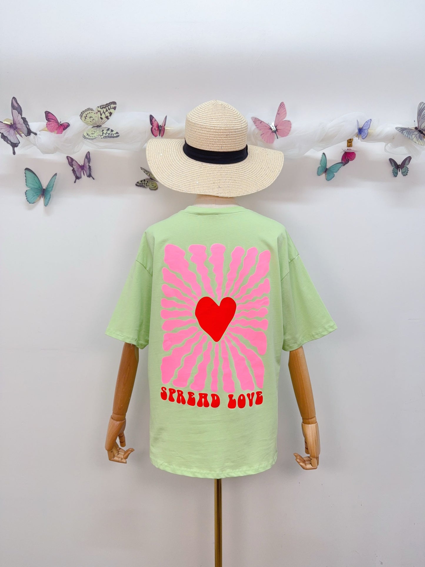 T-Shirt Spread Love